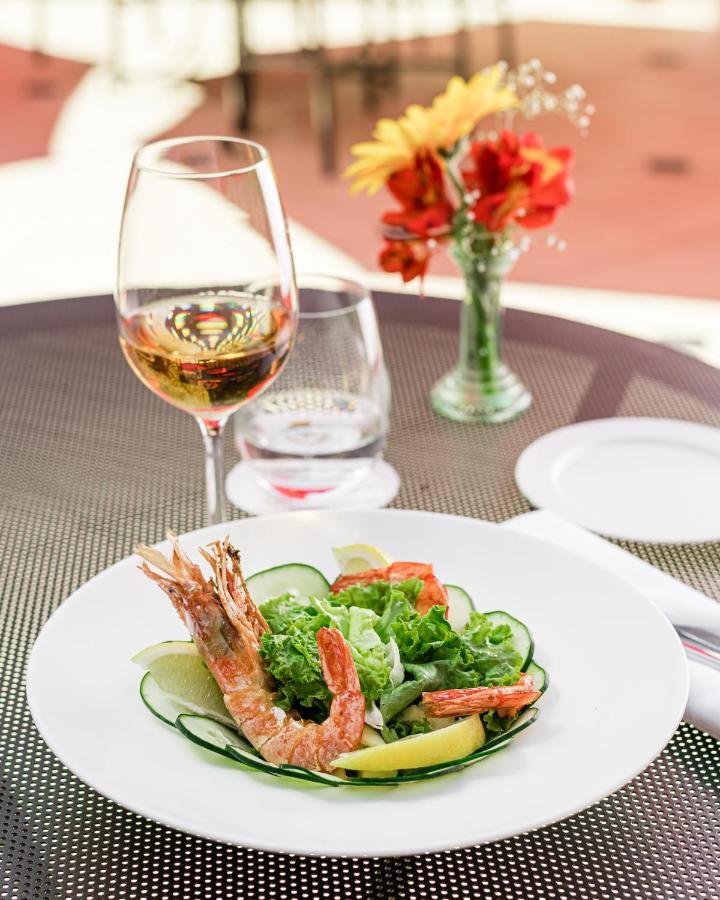 Diplomatichotel Mendoza Zewnętrze zdjęcie A prawn salad