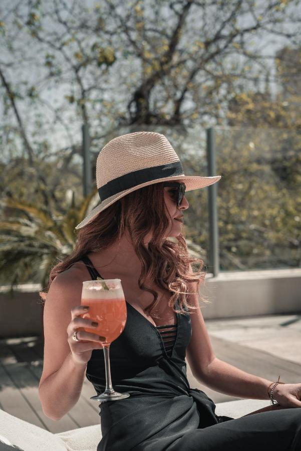 Diplomatichotel Mendoza Zewnętrze zdjęcie A woman wearing a hat
