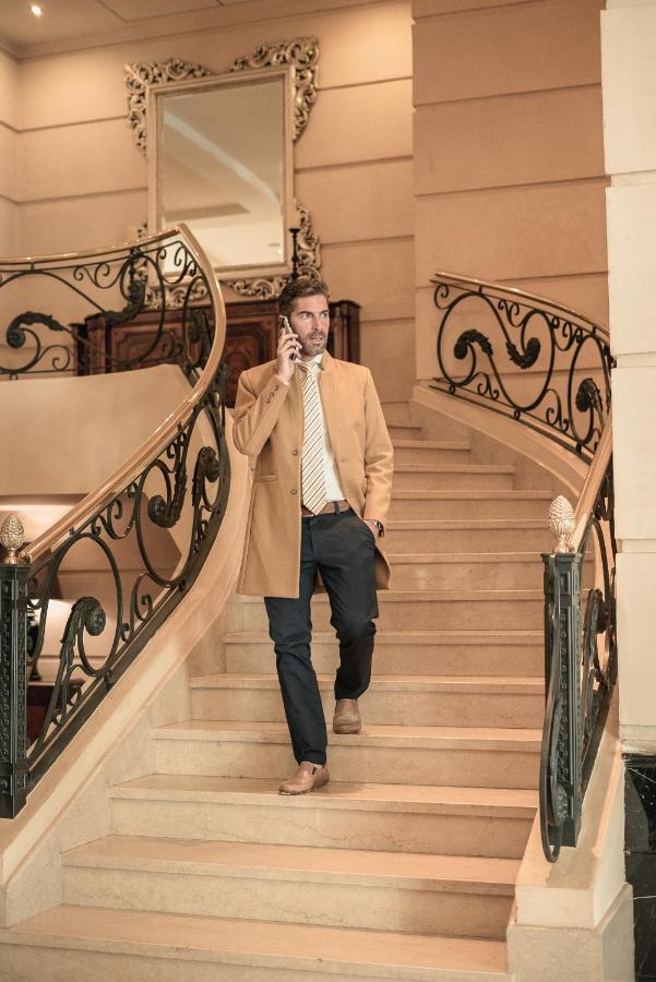 Diplomatichotel Mendoza Zewnętrze zdjęcie A man wearing a camel coat