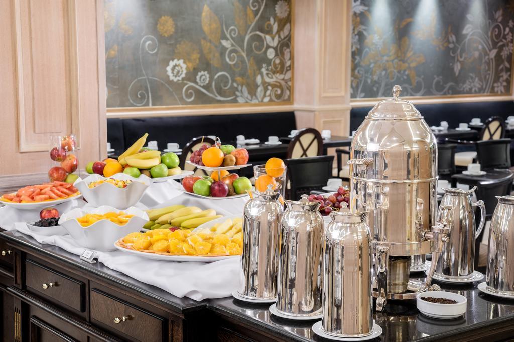 Diplomatichotel Mendoza Zewnętrze zdjęcie A buffet at a hotel