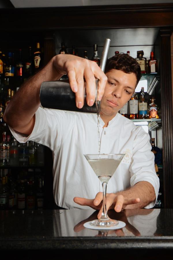 Diplomatichotel Mendoza Zewnętrze zdjęcie A bartender at work
