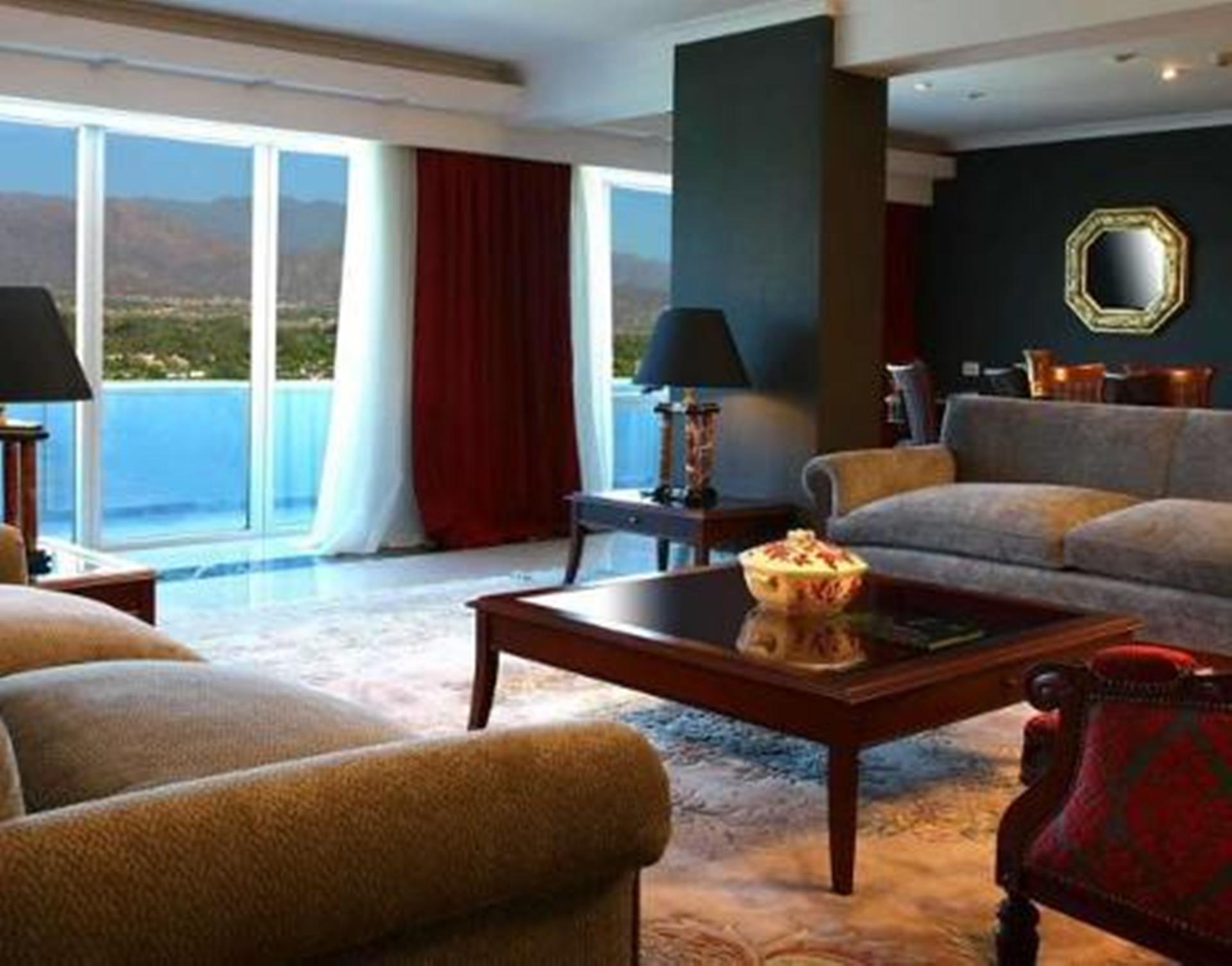 Diplomatichotel Mendoza Zewnętrze zdjęcie A living room in a suite at the Grand Hotel